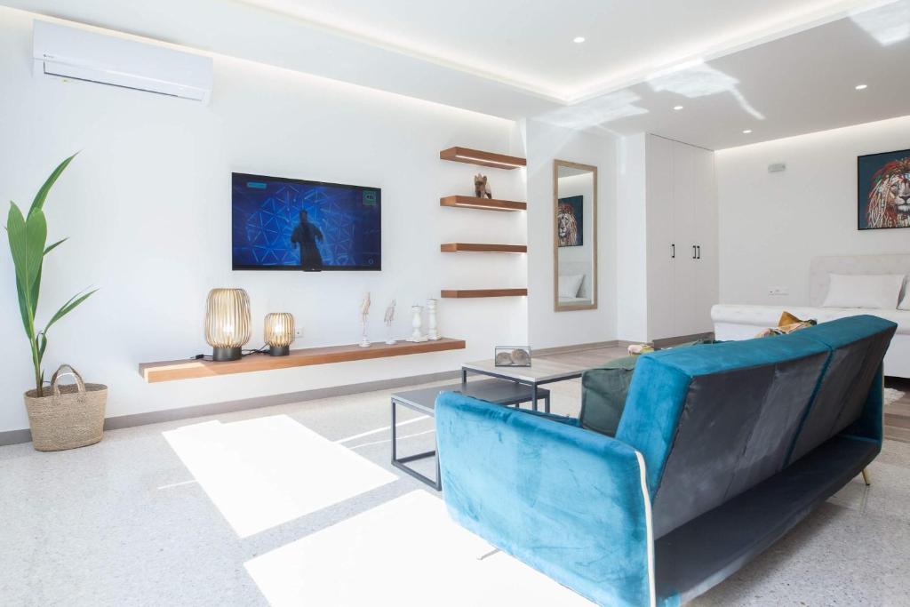 Posezení v ubytování Stylish Modern Suite next to Piraeus Port