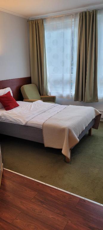 Postel nebo postele na pokoji v ubytování Kysthotellet Rørvik