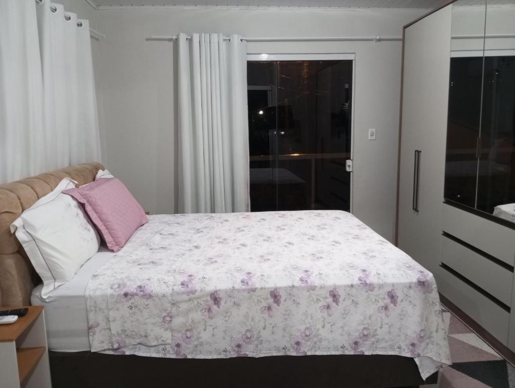 Ένα ή περισσότερα κρεβάτια σε δωμάτιο στο Cantinho de paz