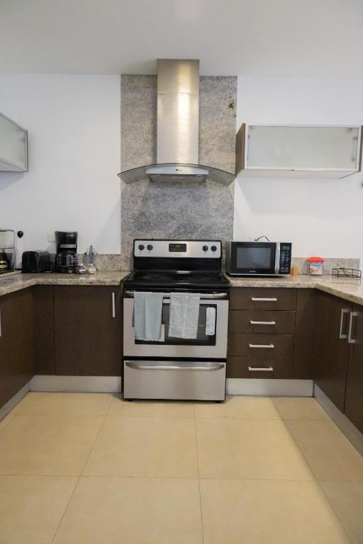 Kuchyň nebo kuchyňský kout v ubytování Ka' Romana Residences