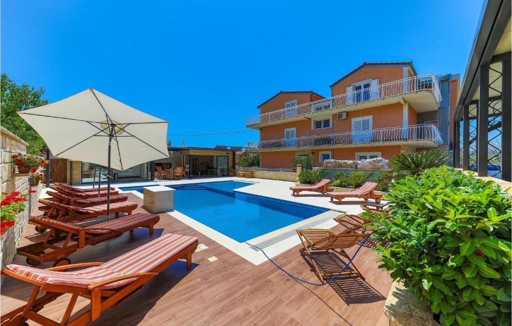 Bazén v ubytovaní Cozy Apartment In Kastel Stari alebo v jeho blízkosti