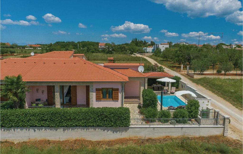 Basen w obiekcie Holiday Home Kastelir 50 With Outdoor Swimmingpool lub w pobliżu