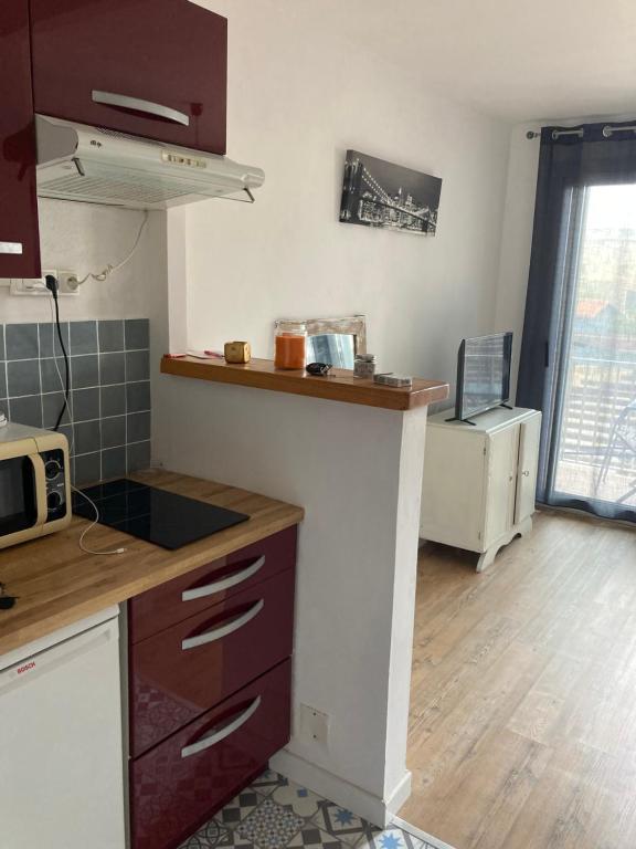 Kuchyňa alebo kuchynka v ubytovaní Superbe studio à Canet en Roussillon proche de la plage