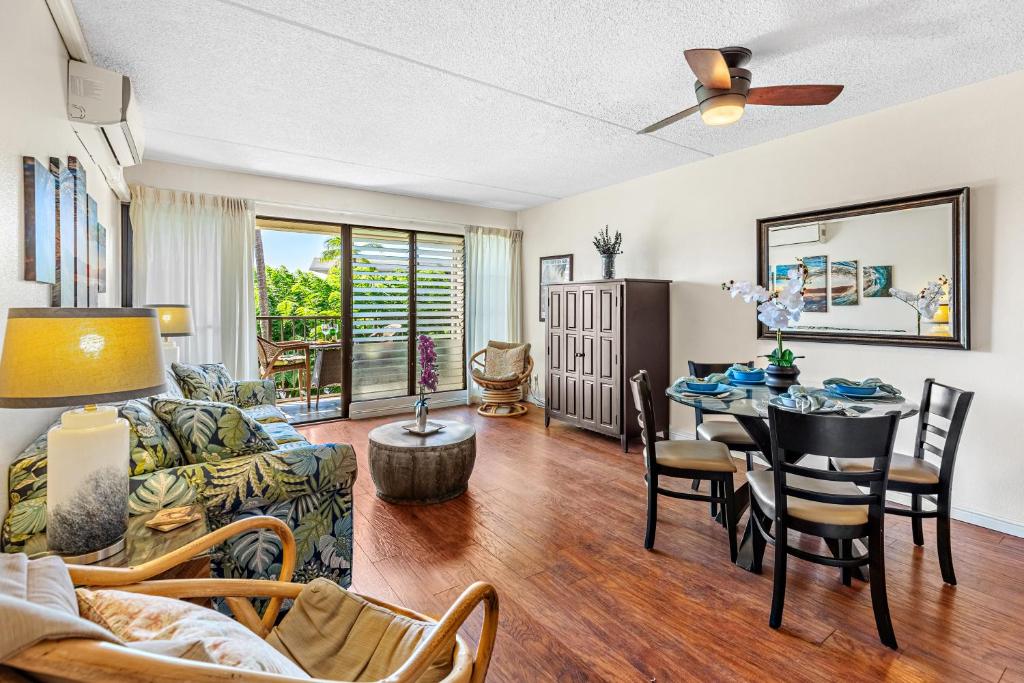 un soggiorno con un divano e un tavolo di Kihei Akahi D205 a Wailea