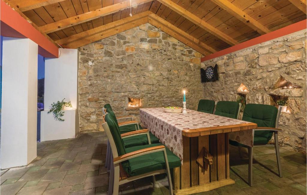 Televízia a/alebo spoločenská miestnosť v ubytovaní Three-Bedroom Holiday Home In Krusevo