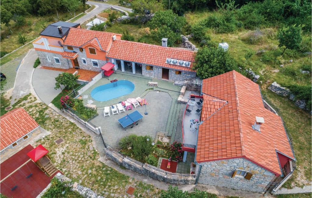 Bazén v ubytovaní Three-Bedroom Holiday Home In Krusevo alebo v jeho blízkosti