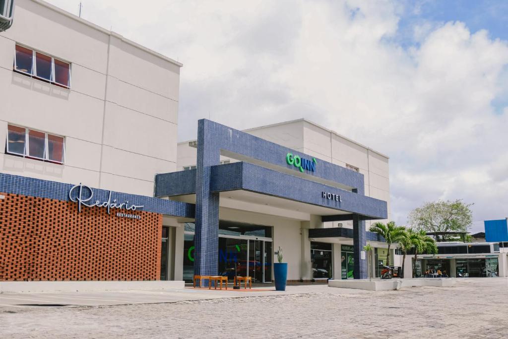 un edificio con un cartel para una tienda en Go Inn Goiana by Atlantica Hotels, en Goiana