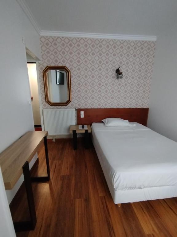 Postel nebo postele na pokoji v ubytování Hôtel Résidence Champerret