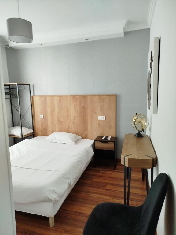 Postel nebo postele na pokoji v ubytování Hôtel Résidence Champerret