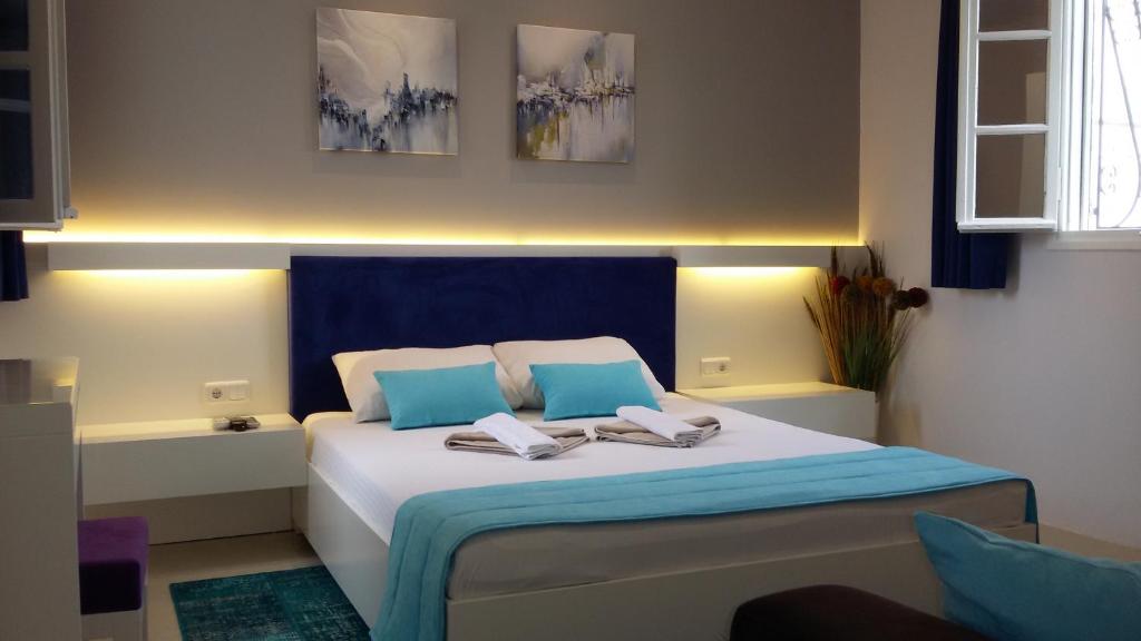 1 dormitorio con 1 cama con 2 almohadas en Albatros Hotel, en Bodrum City