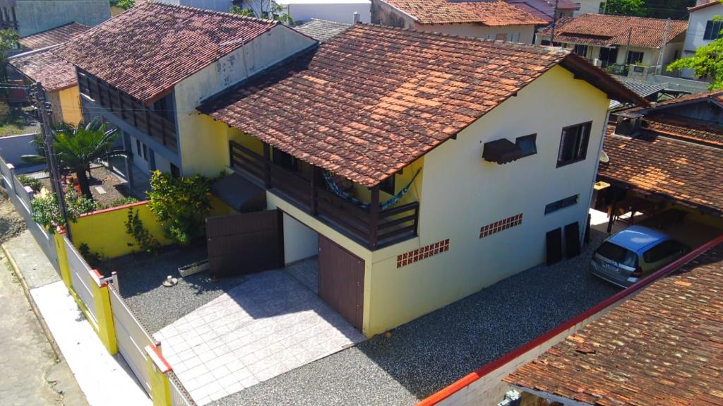 Una vista aérea de una casa con techo. en Casa Amarela, en Navegantes