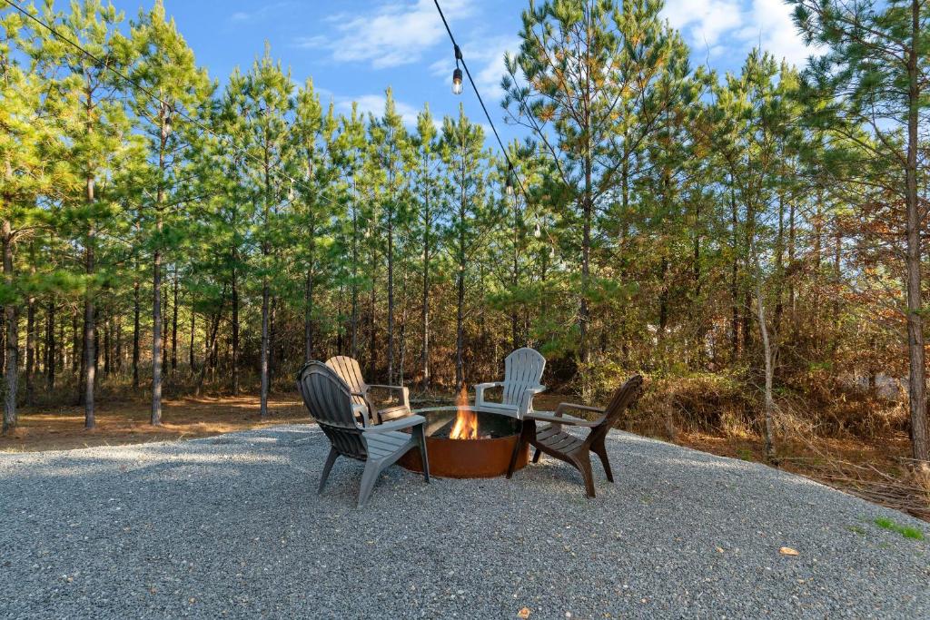 - un foyer extérieur avec deux chaises et une table dans l'établissement 3 Mi to Lake Cabin with Hot Tub in Broken Bow!, à Stephens Gap
