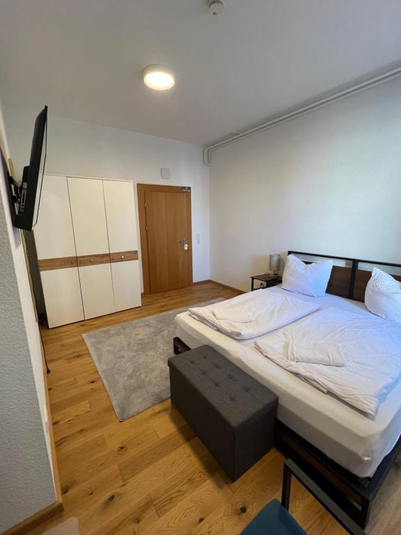 Postel nebo postele na pokoji v ubytování KemptenCityHostPlus-Unterkunft Charme im Denkmal