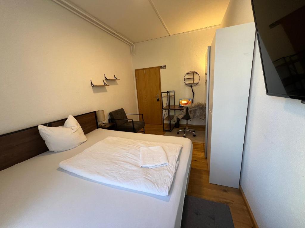 Postel nebo postele na pokoji v ubytování KemptenCityHostPlus-Unterkunft Charme im Denkmal