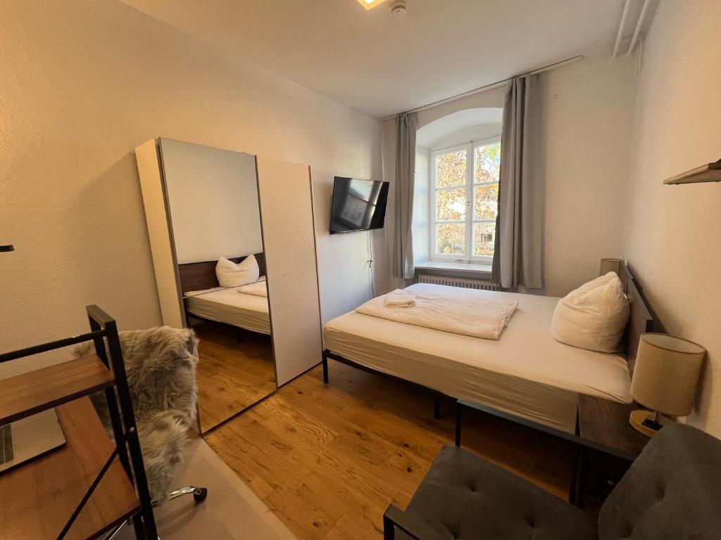 Postel nebo postele na pokoji v ubytování KemptenCityHostPlus-Unterkunft Charme im Denkmal