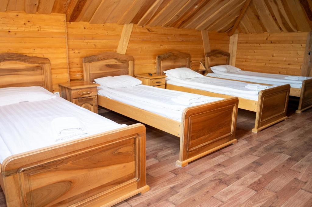 Postel nebo postele na pokoji v ubytování Kisva Hotel