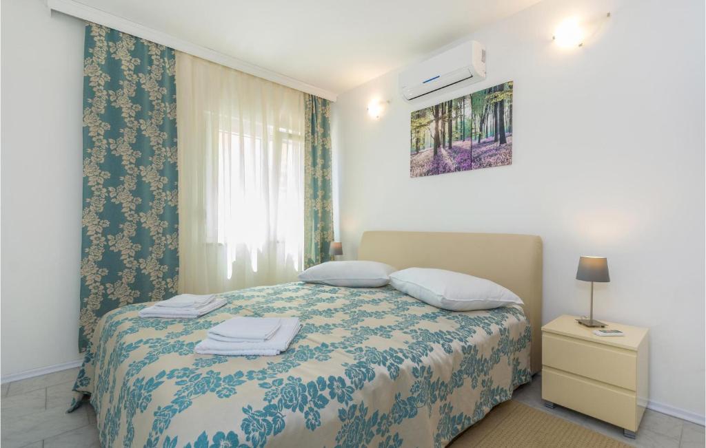 Łóżko lub łóżka w pokoju w obiekcie Four-Bedroom Holiday Home In Perci
