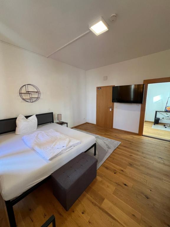 Postel nebo postele na pokoji v ubytování KemptenCityHostPlus-Unterkunft Charme im Denkmal