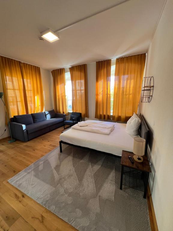 Postel nebo postele na pokoji v ubytování KemptenCityHostPlus-Unterkunft Charme im Denkmal