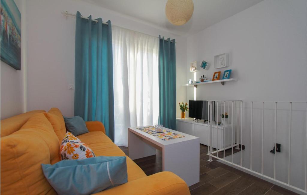 Posedenie v ubytovaní Lovely Apartment In Okrug Gornji