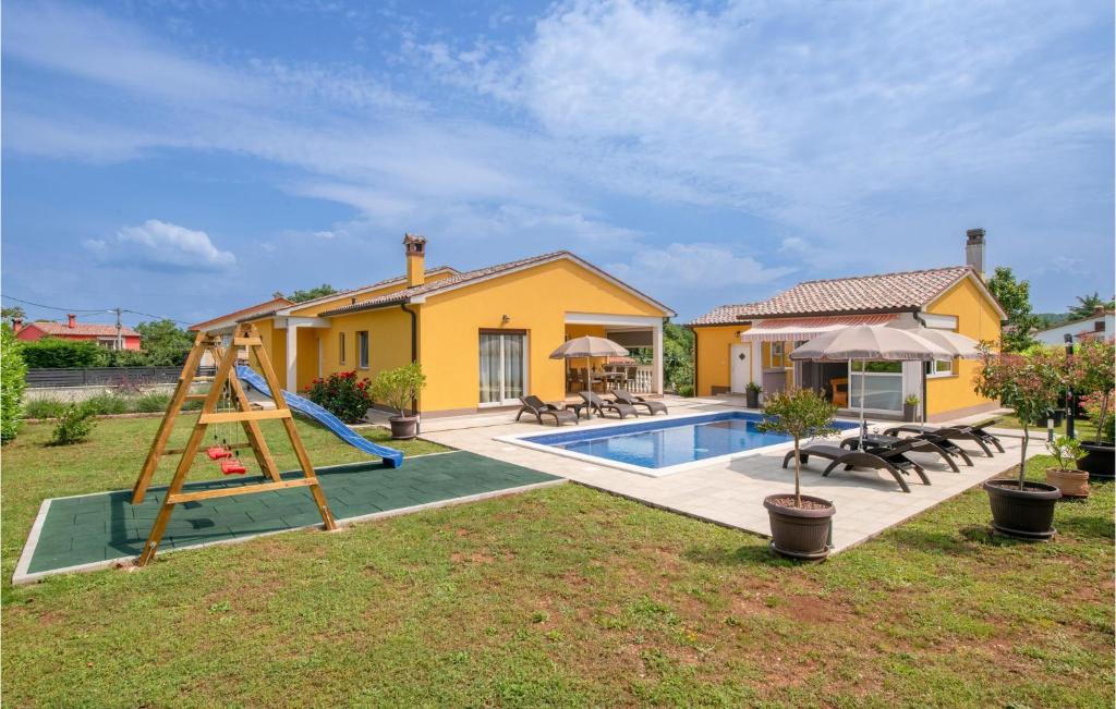 Bazén v ubytovaní 3 Bedroom Stunning Home In Labin alebo v jeho blízkosti