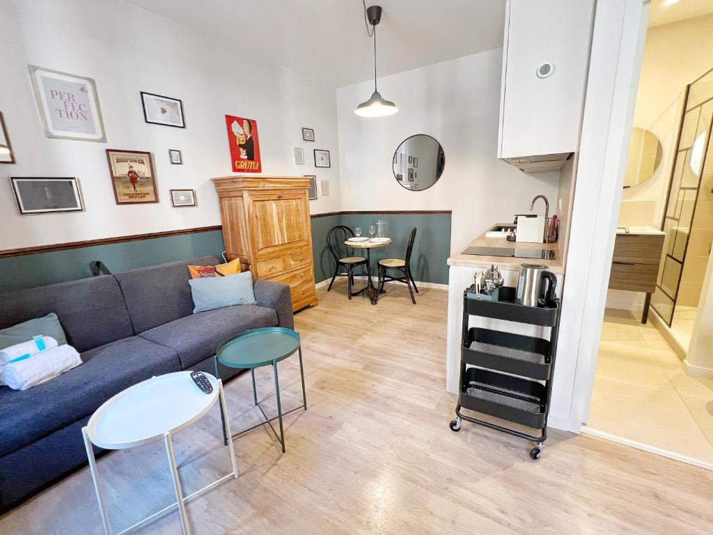 un salon avec un canapé et une table dans l'établissement Le Bistrot d'Eugène - Hypercentre - Calme, à Toulouse