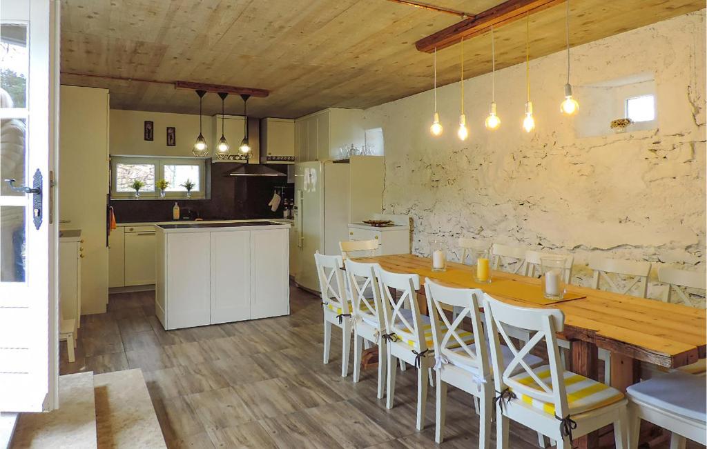 Kuchyň nebo kuchyňský kout v ubytování 6 Bedroom Awesome Home In Labin