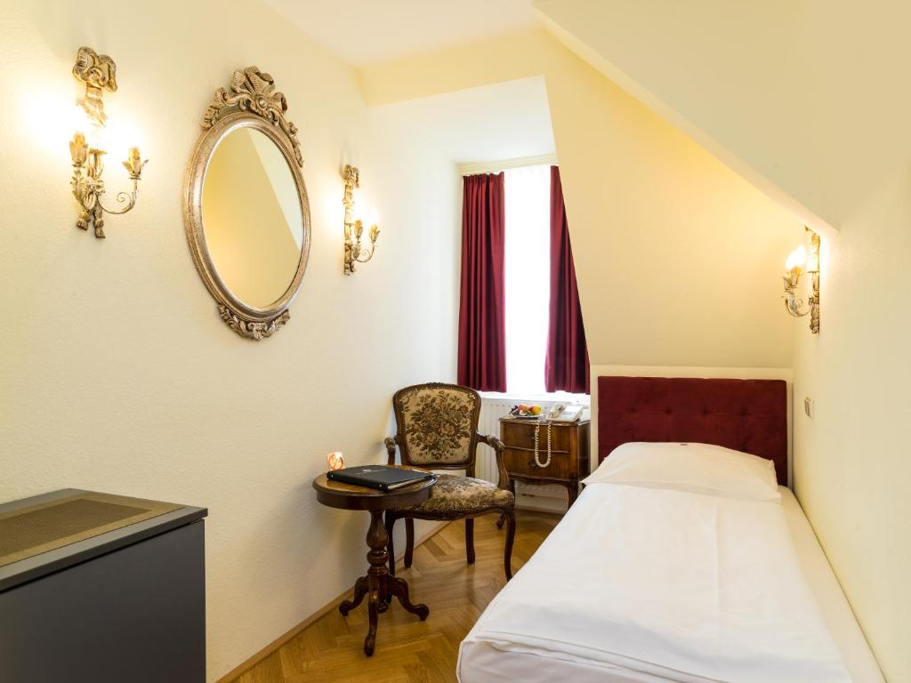Łóżko lub łóżka w pokoju w obiekcie Hotel Regina