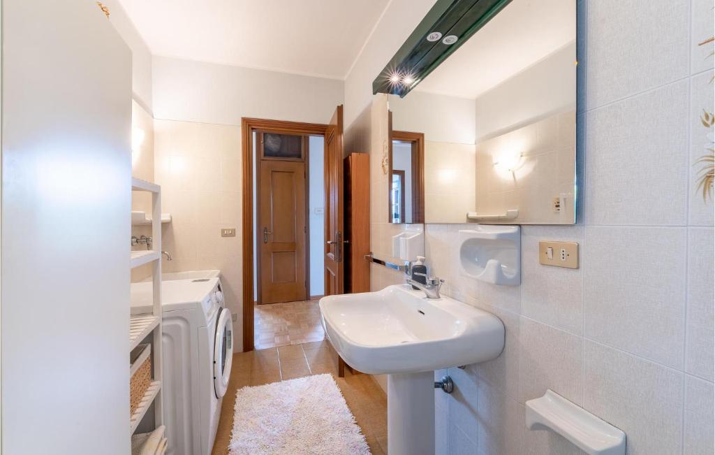 Fotografia z galérie ubytovania Lovely Home In Desenzano Del Garda v destinácii Desenzano del Garda