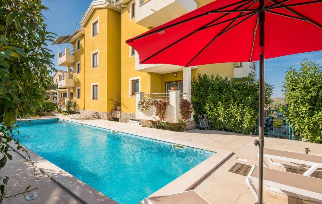 Cozy Apartment In Salatici With Jacuzzi