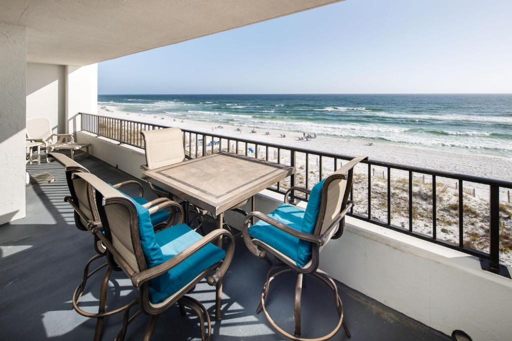 un balcone con tavolo e sedie e la spiaggia di Surf Dweller 510 a Fort Walton Beach