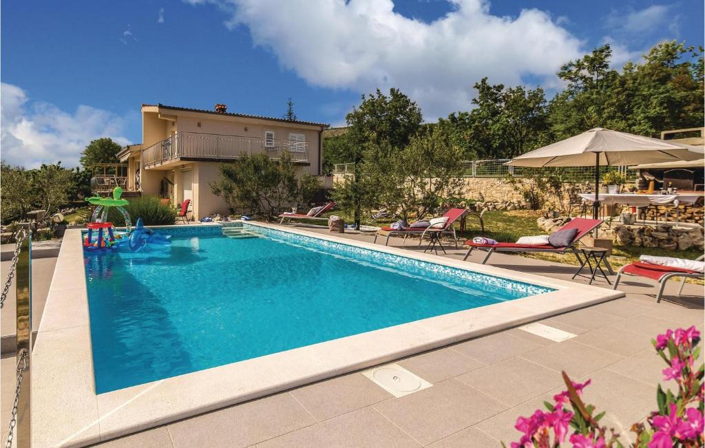 Bazén v ubytovaní Three-Bedroom Holiday Home In Labin alebo v jeho blízkosti
