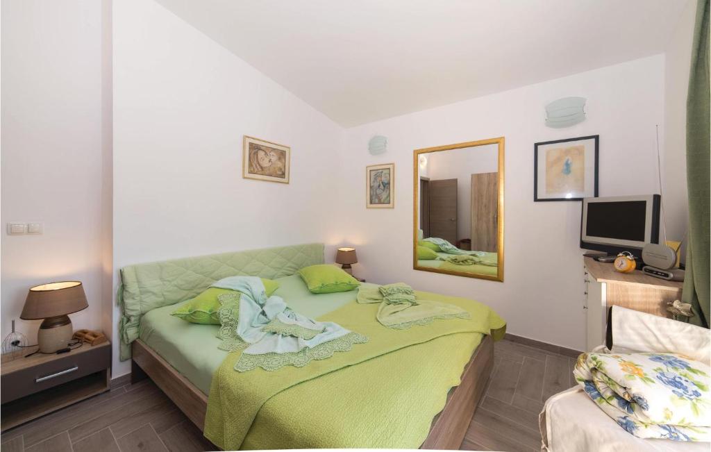 Televízia a/alebo spoločenská miestnosť v ubytovaní Three-Bedroom Holiday Home In Labin