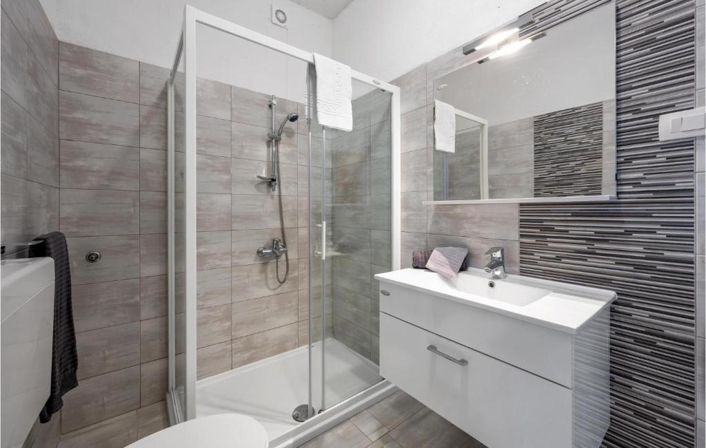 Kúpeľňa v ubytovaní 2 Bedroom Stunning Apartment In Murter