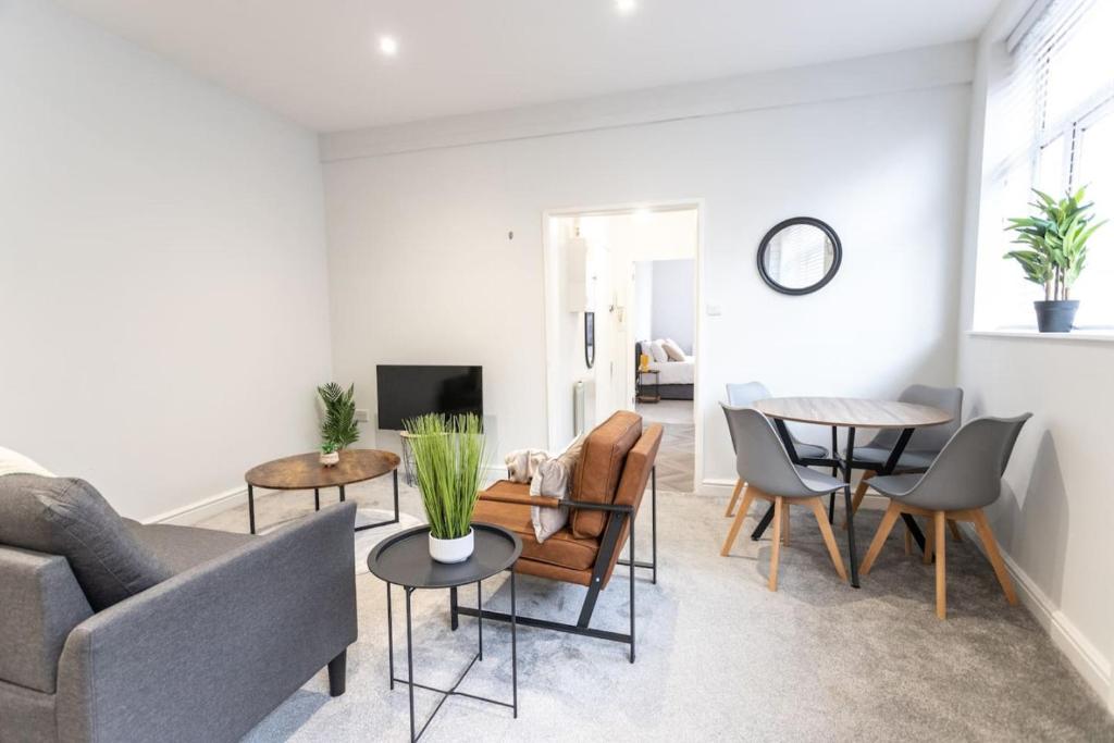 スウィンドンにあるFlat B Commercial Road, 3 Bedrooms, Sleeps 5, Located in town centreのソファとテーブルのあるリビングルーム