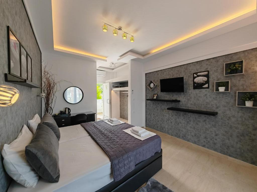 A television and/or entertainment centre at Hotel Valerios