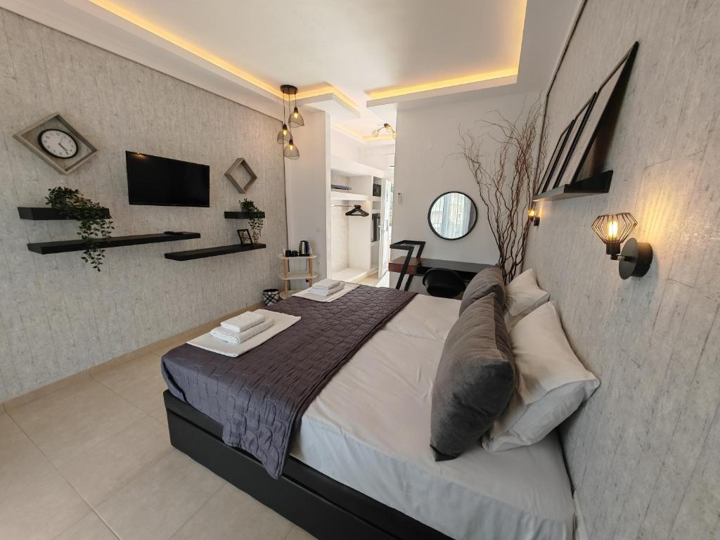 A television and/or entertainment centre at Hotel Valerios