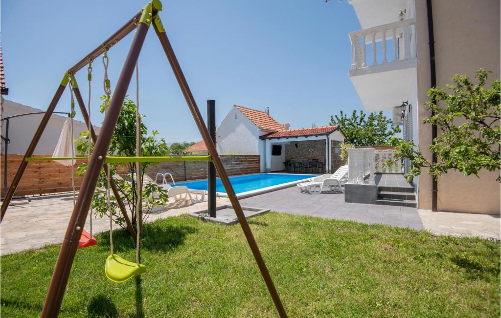 Bazén v ubytovaní Lovely Home In Glavina Donja With Wifi alebo v jeho blízkosti