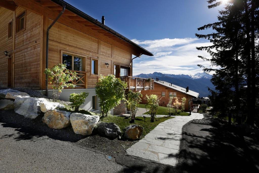 En terrasse eller udendørsområde på Crans Luxury Lodges