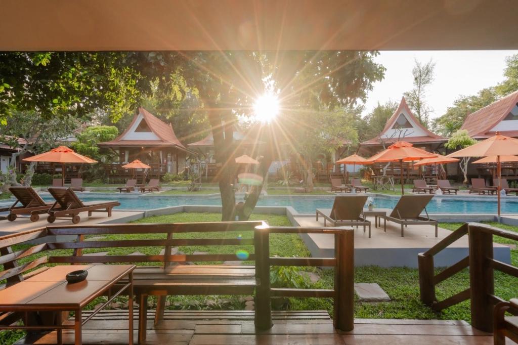 Bazén v ubytování Baan Duangkaew Resort nebo v jeho okolí