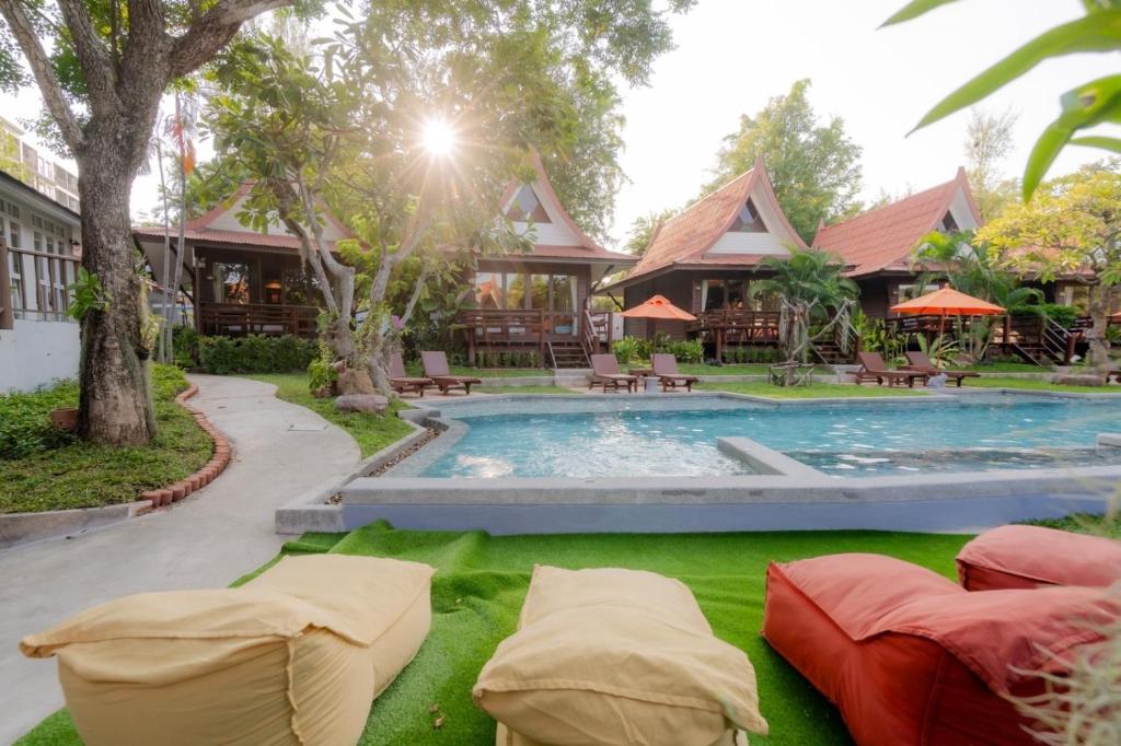 Bazén v ubytování Baan Duangkaew Resort nebo v jeho okolí