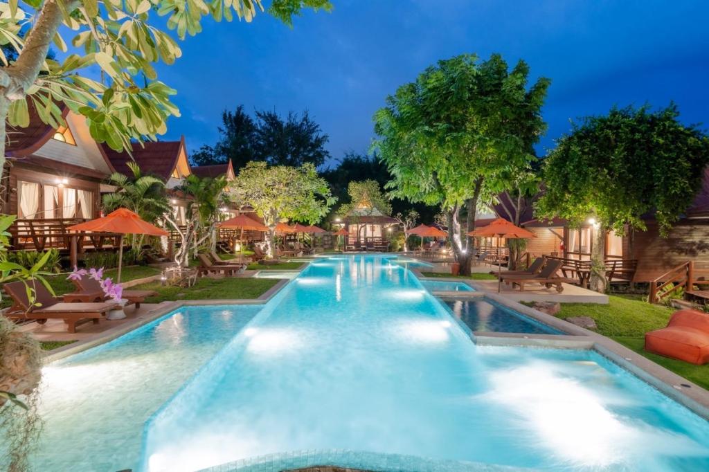 Bazén v ubytování Baan Duangkaew Resort nebo v jeho okolí