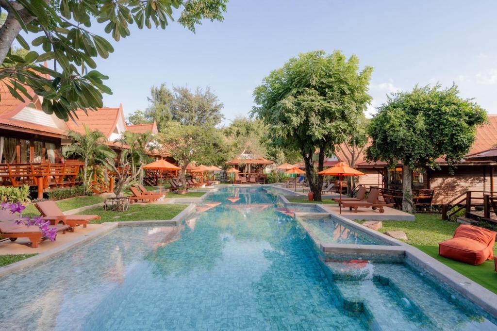 Bazén v ubytování Baan Duangkaew Resort nebo v jeho okolí