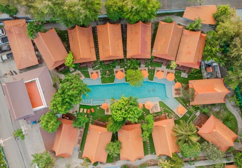 Bazén v ubytování Baan Duangkaew Resort nebo v jeho okolí