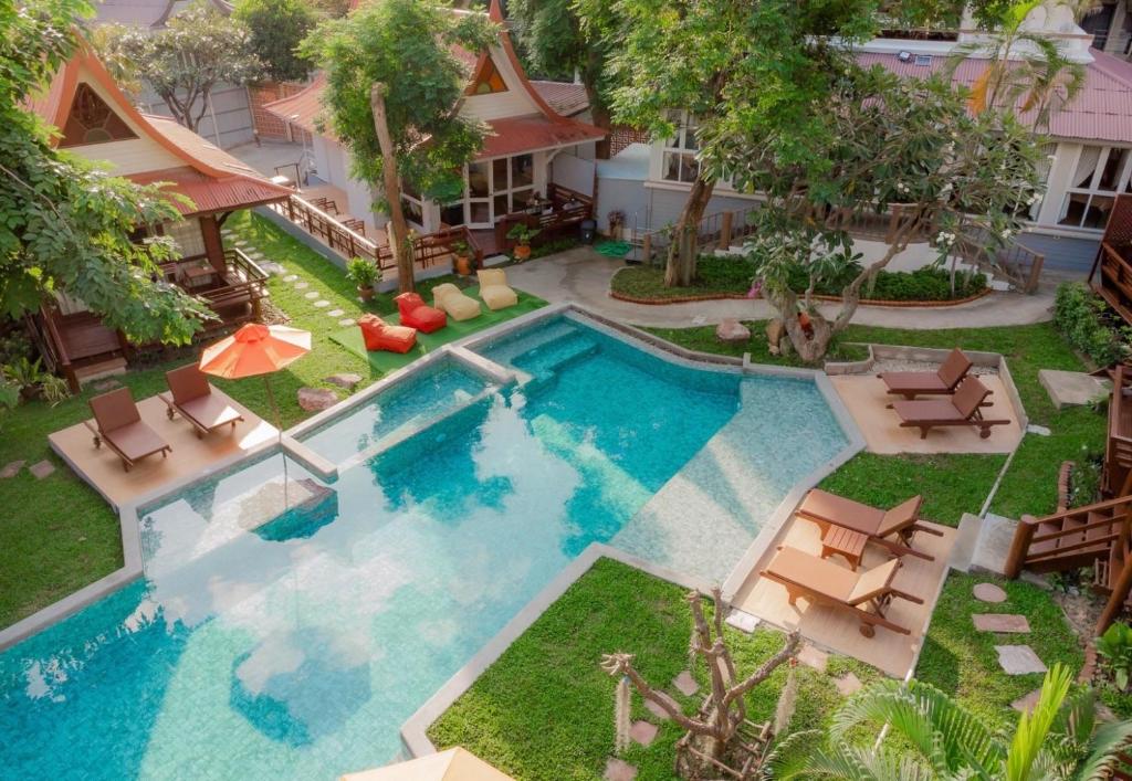 Bazén v ubytování Baan Duangkaew Resort nebo v jeho okolí