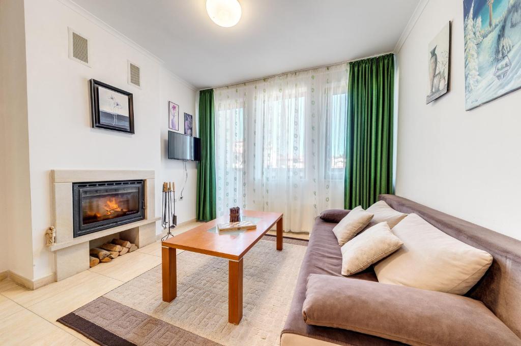 Posezení v ubytování By the Fireplace Cozy 2BD Flat with a nice view by Flat Mаnager