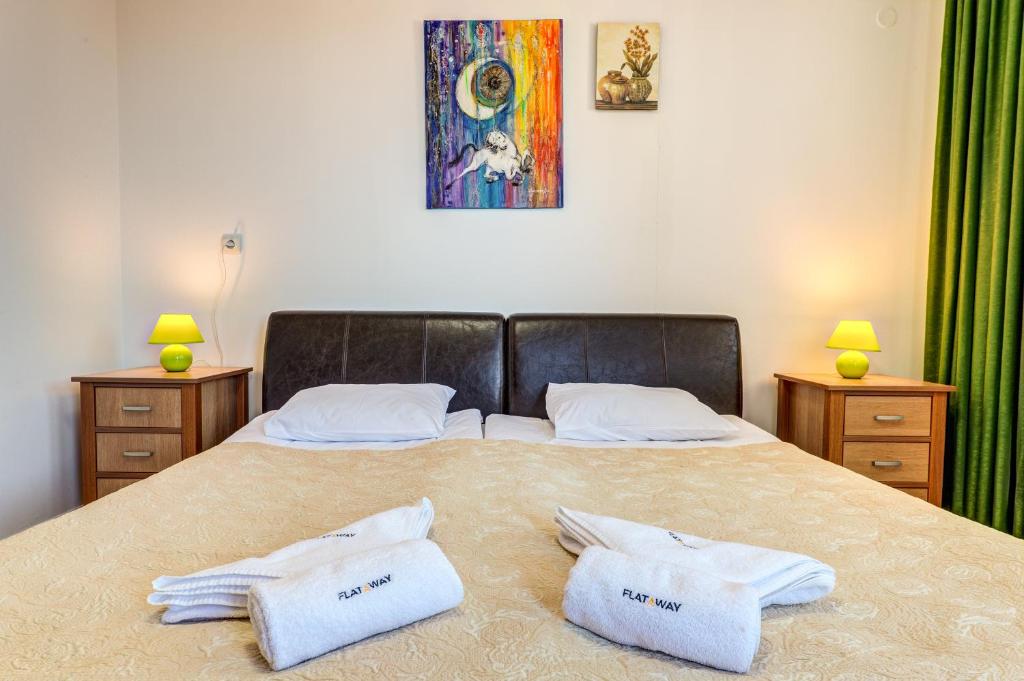 Postel nebo postele na pokoji v ubytování By the Fireplace Cozy 2BD Flat with a nice view by Flat Mаnager