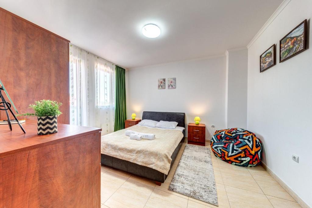 Postel nebo postele na pokoji v ubytování By the Fireplace Cozy 2BD Flat with a nice view by Flat Mаnager