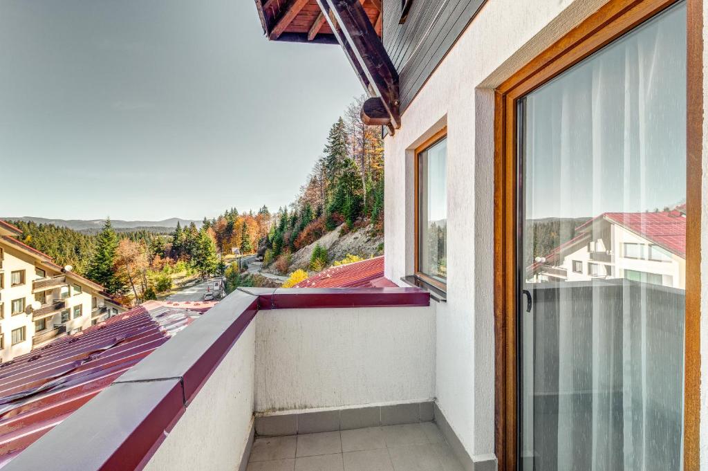 Balkón nebo terasa v ubytování By the Fireplace Cozy 2BD Flat with a nice view by Flat Mаnager