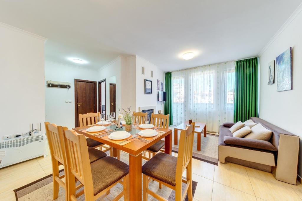 Posezení v ubytování By the Fireplace Cozy 2BD Flat with a nice view by Flat Mаnager